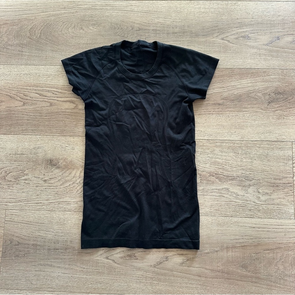Lululemon swiftly tee sz 6
